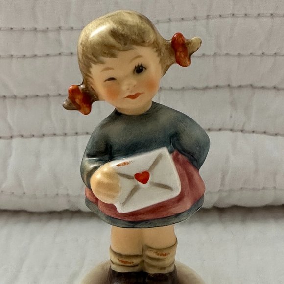 Porcelain Figurine Goebel Hummel " Messages of Love " #1313 Boxed 2050/A 1997 - Picture 2 of 12